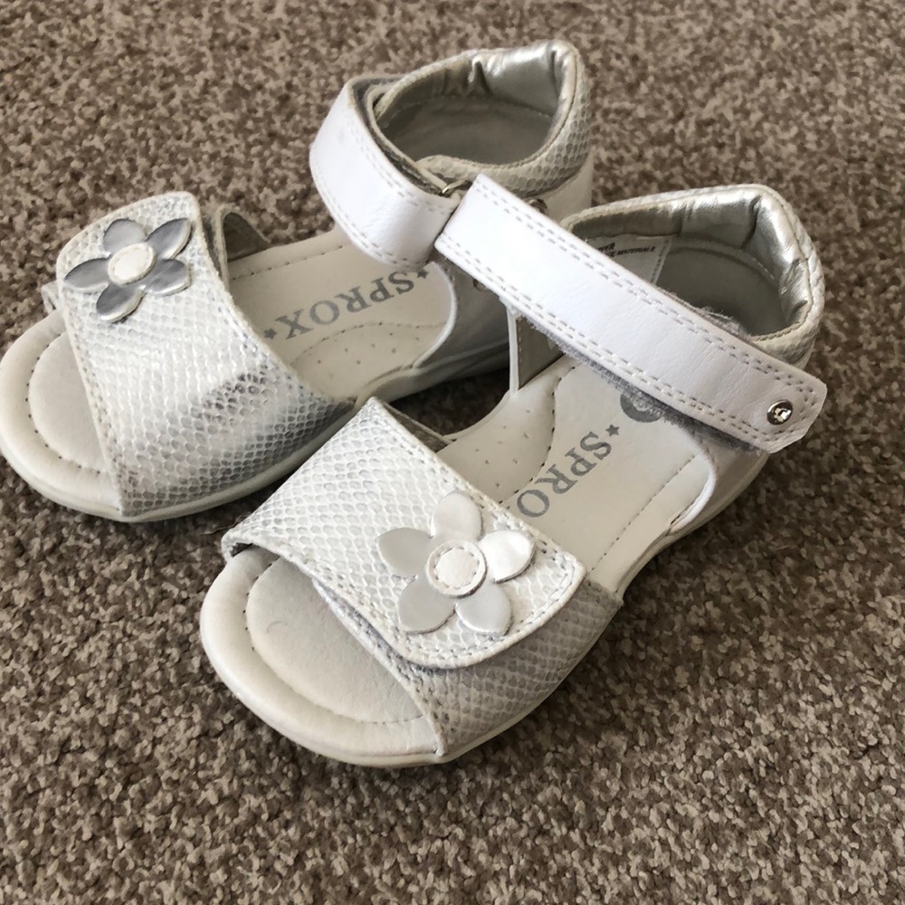 Like new girls sandals